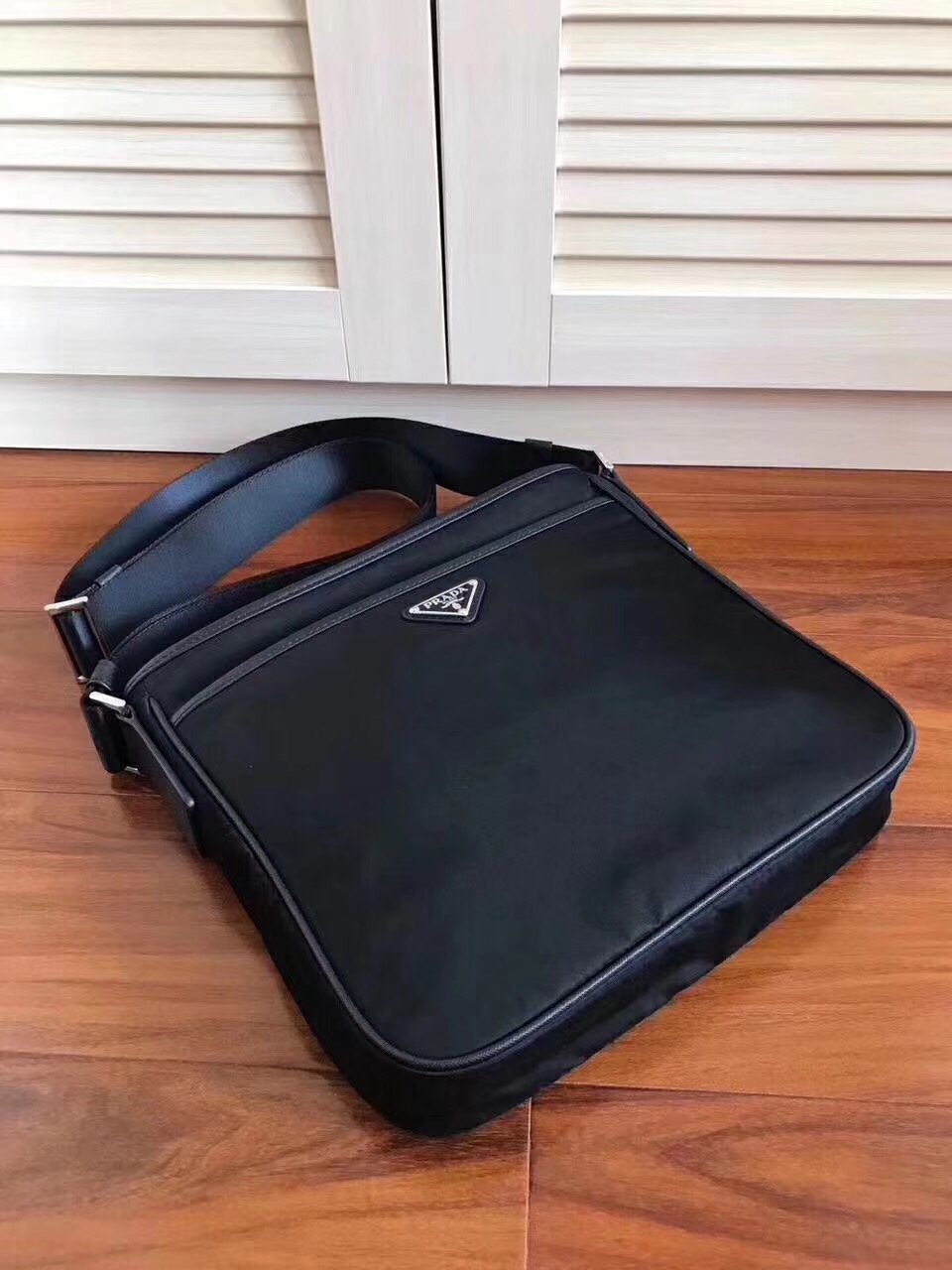 【PRADA  公式 旗艦店】プラダ  斜めがけバッグ 当日出荷 好評に付き再入荷！27*25.5*6CM