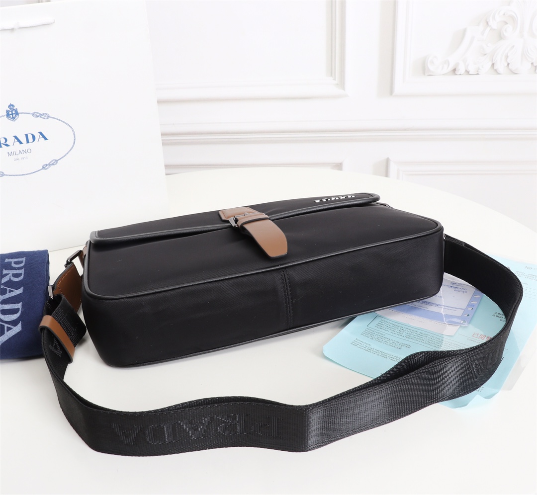 【PRADA  公式 旗艦店】プラダ  斜めがけバッグ 当日出荷 好評に付き再入荷！31*21*6CM