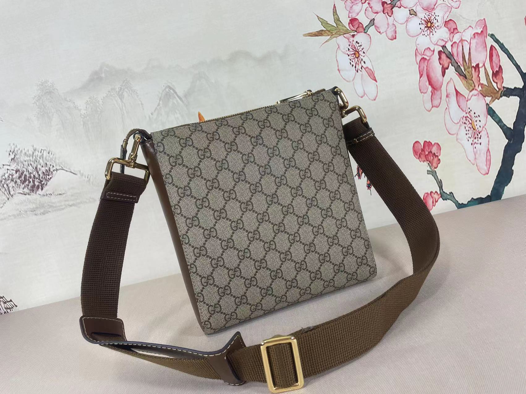 【GUCCI 公式旗艦店】 グッチ 斜めがけバッグ 当日出荷 好評に付き再入荷！21*23.5*4.5CM