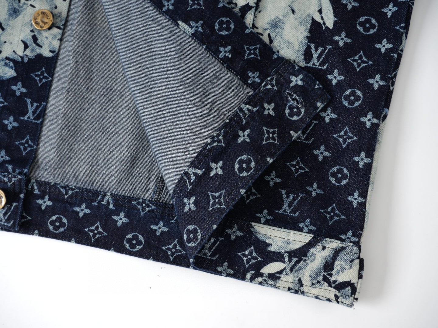 【LOUIS VUITTON  公式旗艦店】ルイヴィトン  ジャケット着 好評に付き再入荷！