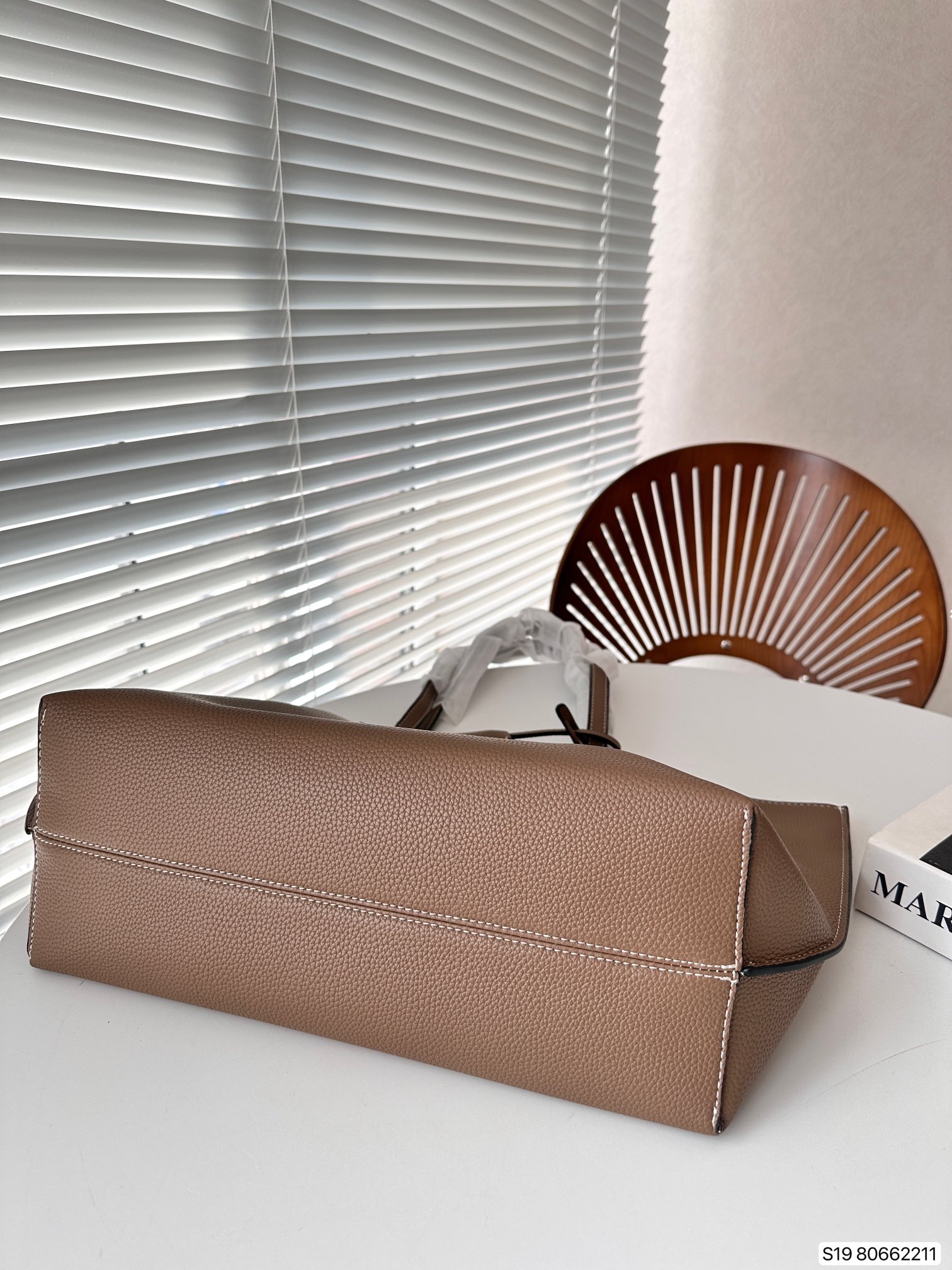 【BURBERRY 公式旗艦店】バーバリー  ハンドバッグ 当日出荷 好評に付き再入荷！34*28CM