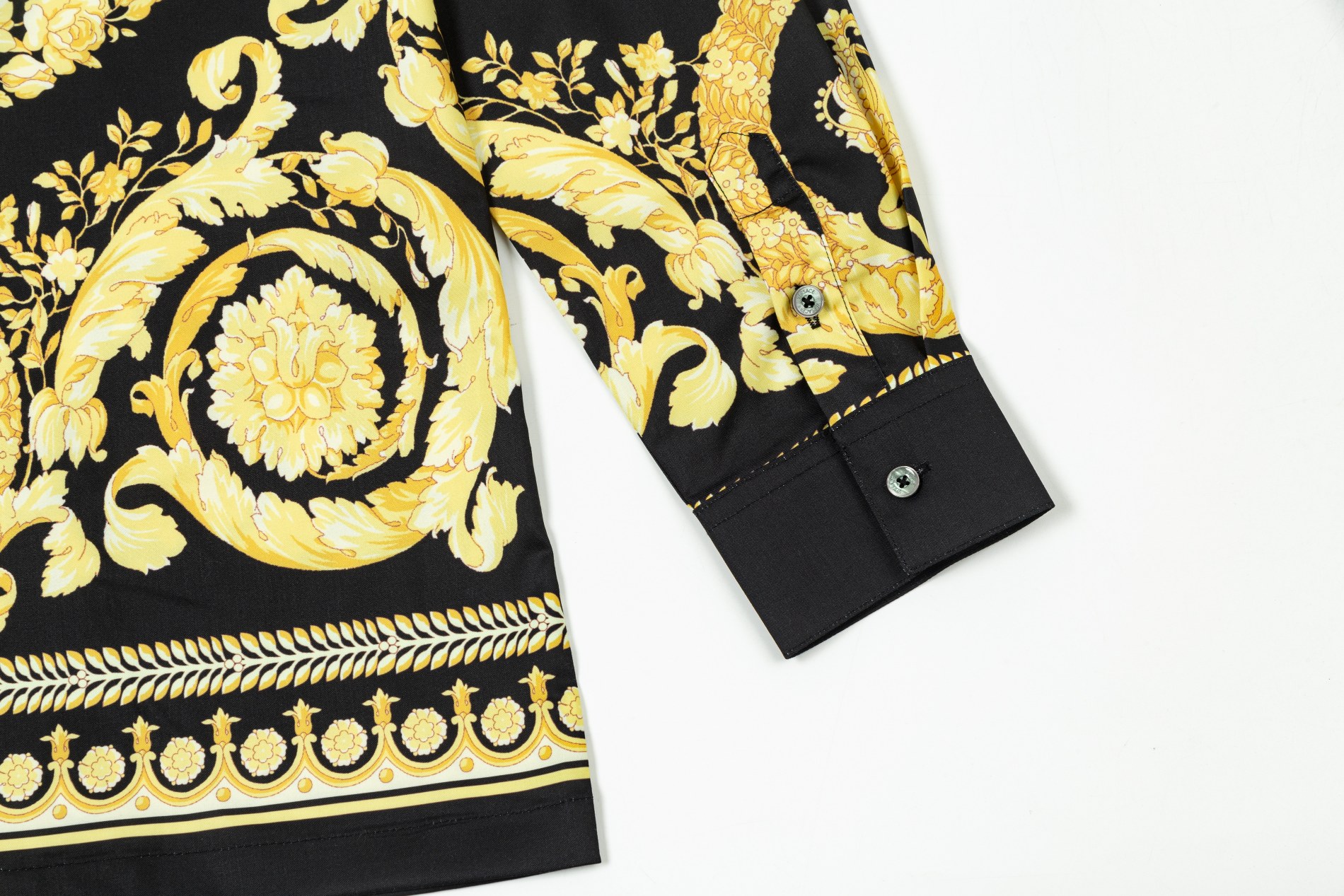 【VERSACE 公式旗艦店】ヴェルサーチ   シャツ  ご好評に付き再入荷 240716