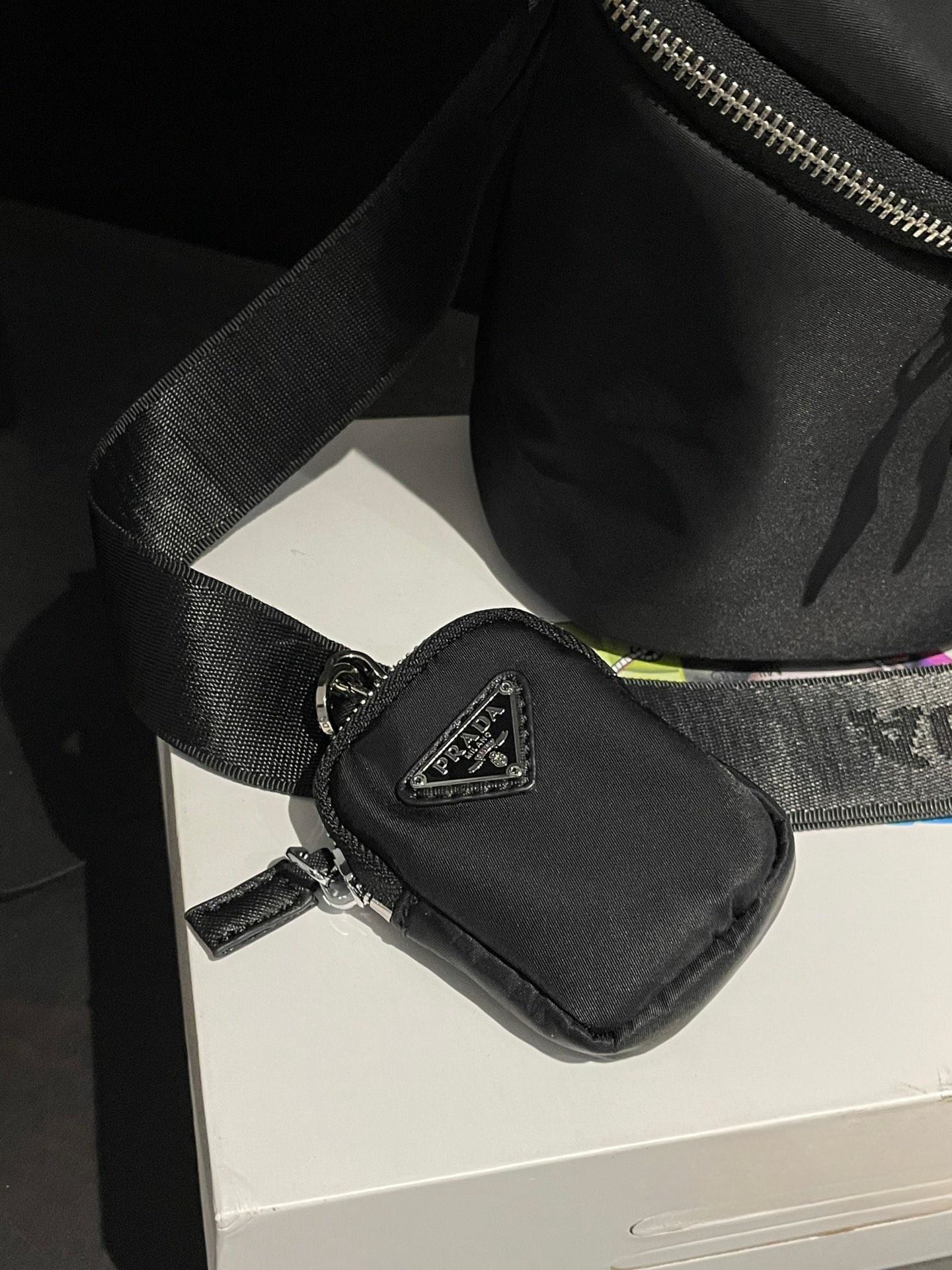 【PRADA  公式 旗艦店】プラダ  斜めがけバッグ 当日出荷 好評に付き再入荷！20*16CM  240719