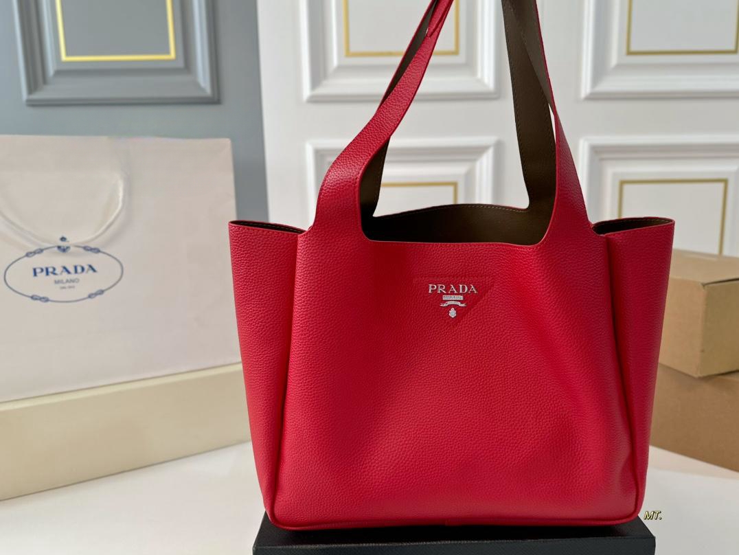 【PRADA  公式 旗艦店】プラダ  斜めがけバッグ 当日出荷 好評に付き再入荷！31*26CM  240719