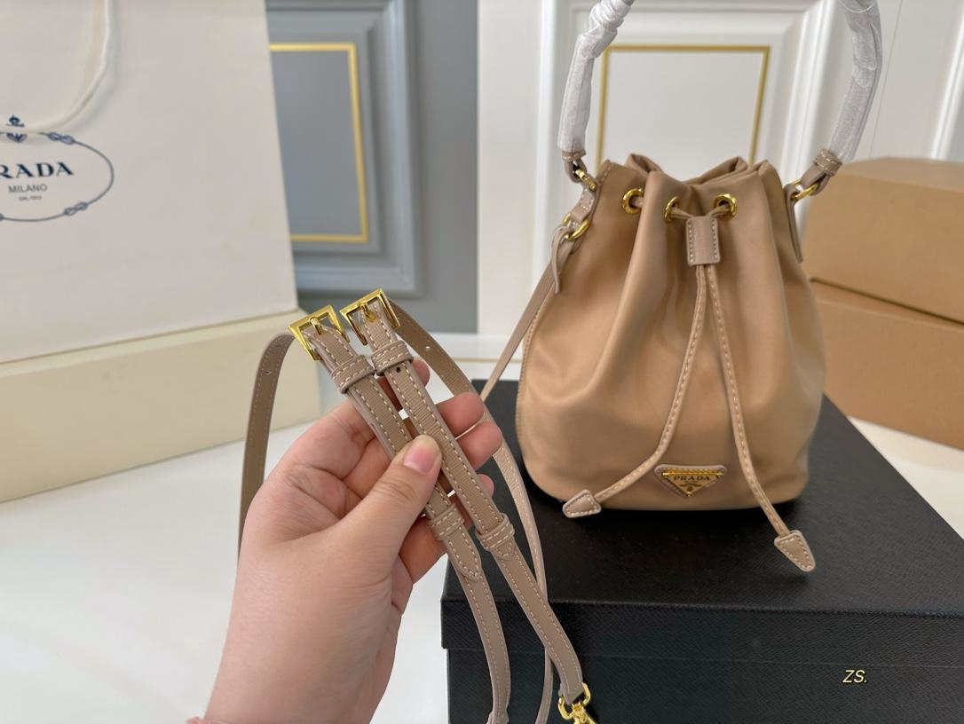 【PRADA  公式 旗艦店】プラダ  ハンドバッグ 当日出荷 好評に付き再入荷！16*19CM  240719