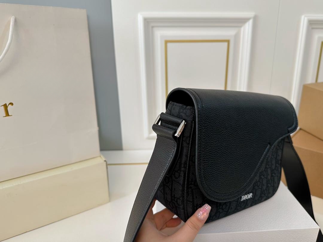 【DIOR公式旗艦店】ディオール  斜めがけバッグ 当日出荷 好評に付き再入荷！23*18CM 240720