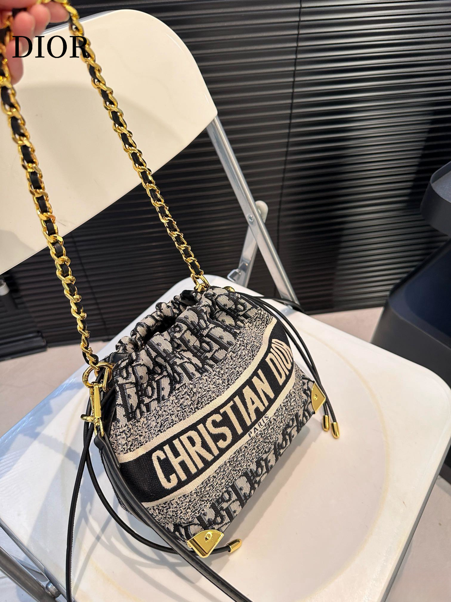 【DIOR公式旗艦店】ディオール  斜めがけバッグ 当日出荷 好評に付き再入荷！18*18.5CM 240720