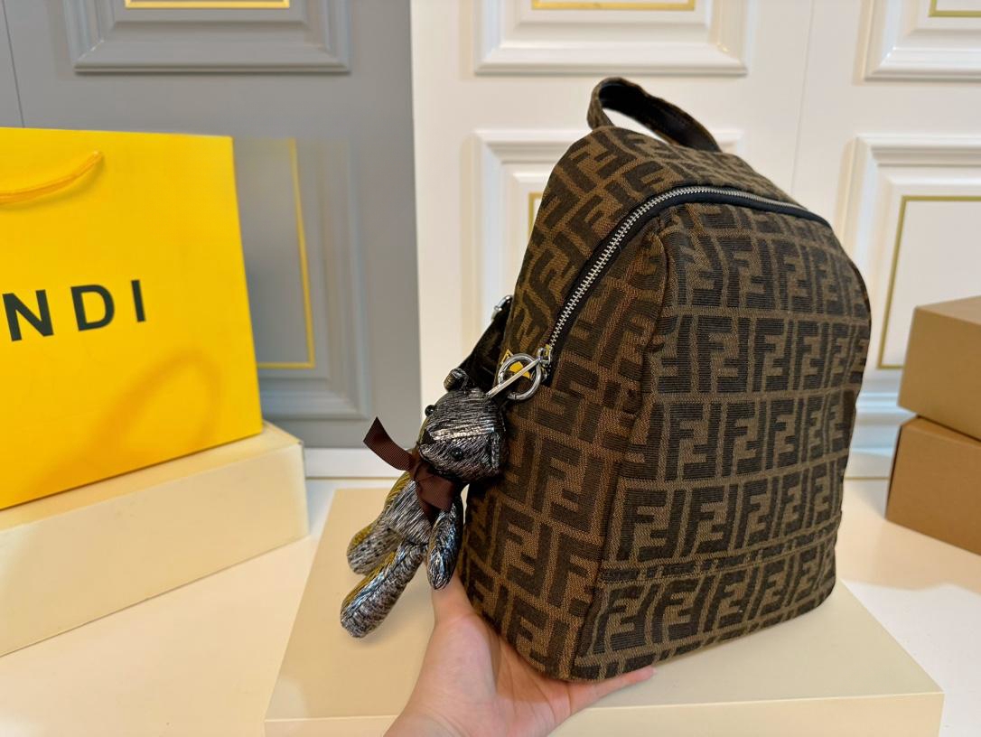 【FENDI  公式旗艦店】フェンディ  リュックサック  当日出荷 好評に付き再入荷！28*31CM  240720