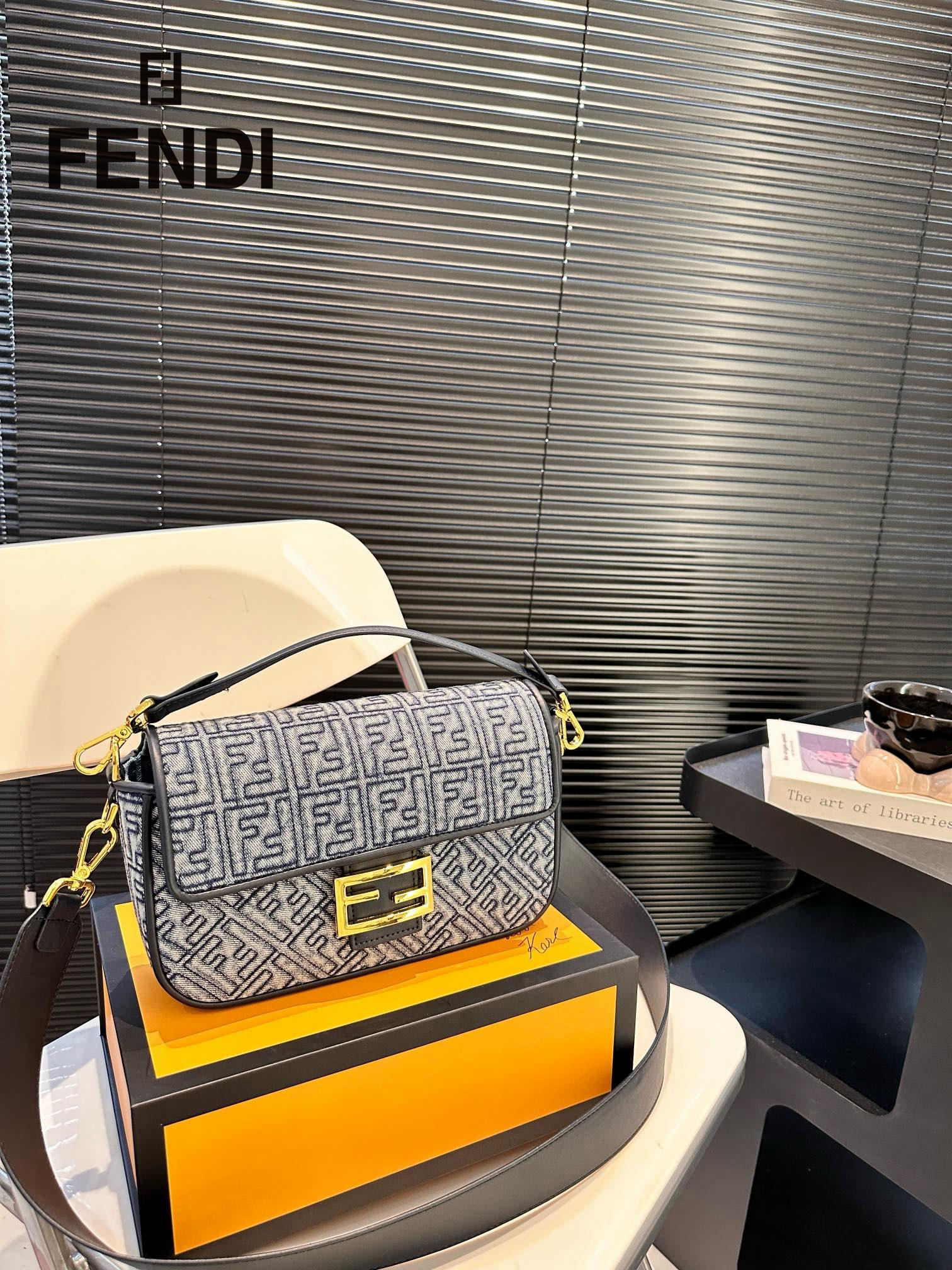【FENDI  公式旗艦店】フェンディ 斜めがけバッグ  当日出荷 好評に付き再入荷！25*15CM  240720
