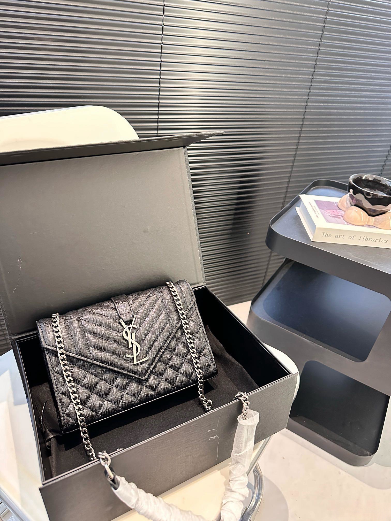 【YSL SAINT LAURENT 公式旗艦店】サンローラン   斜めがけバッグ 当日出荷 好評に付き再入荷！21*15CM  1240722