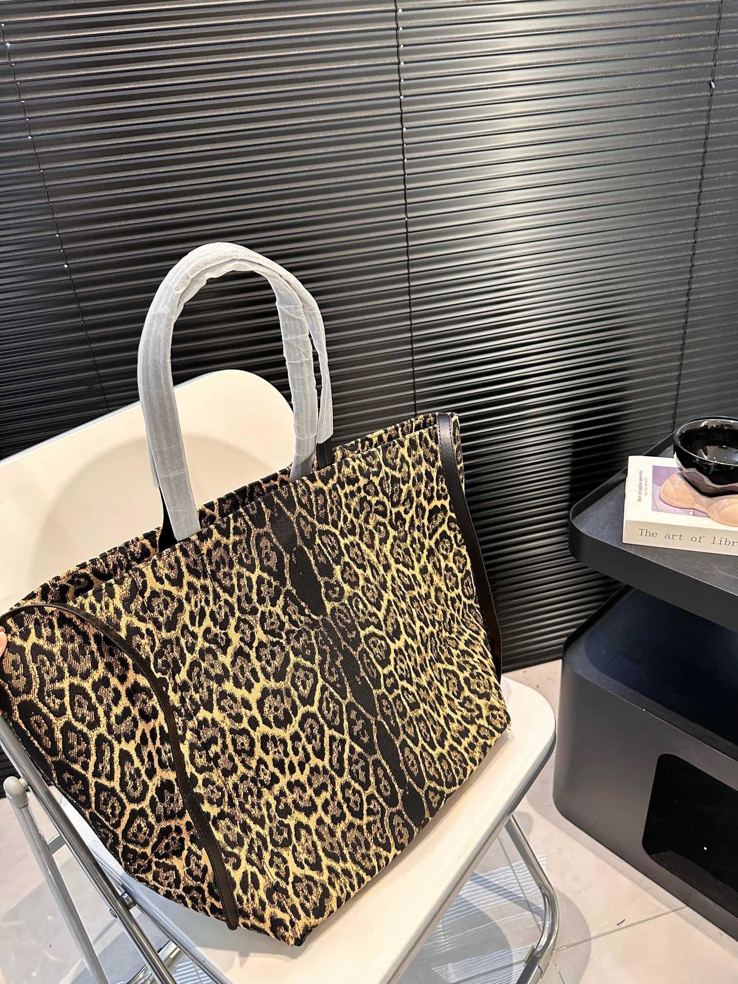 【CELINE 公式旗艦店】セリーヌ ハンドバッグ 当日出荷 好評に付き再入荷！29*34CM  1240723