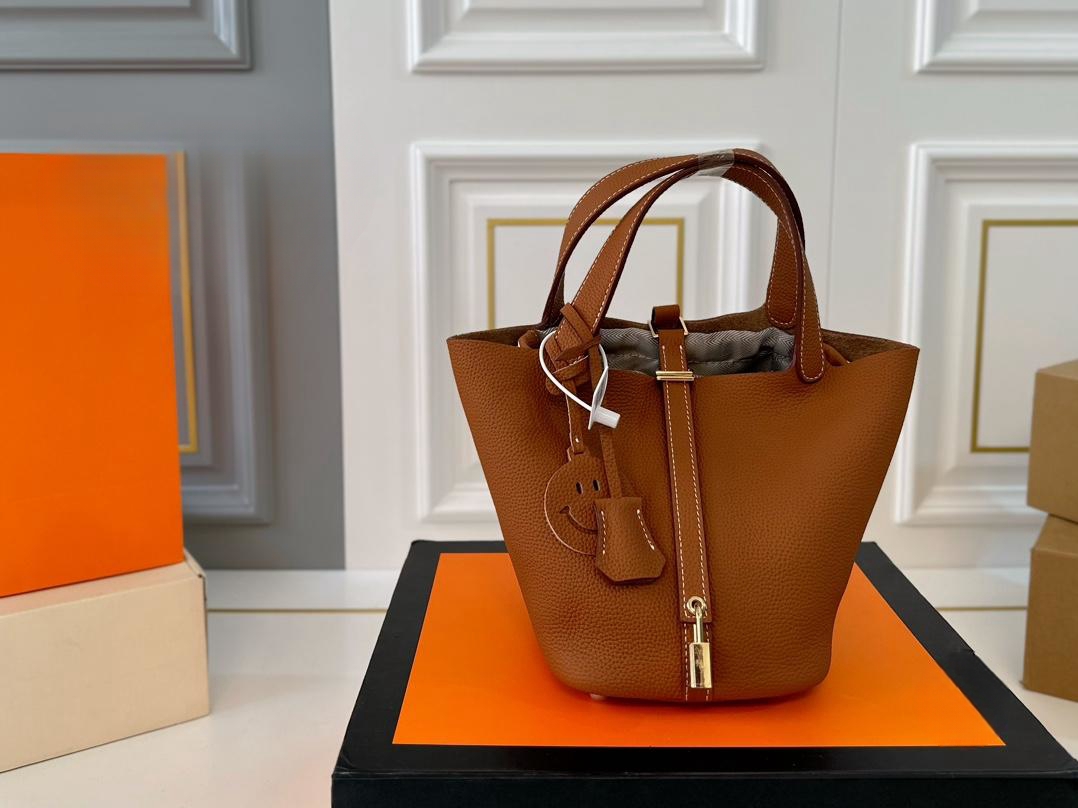 【Hermès 公式旗艦店】エルメス ハンドバッグ 当日出荷 好評に付き再入荷！19*18.5CM  240724