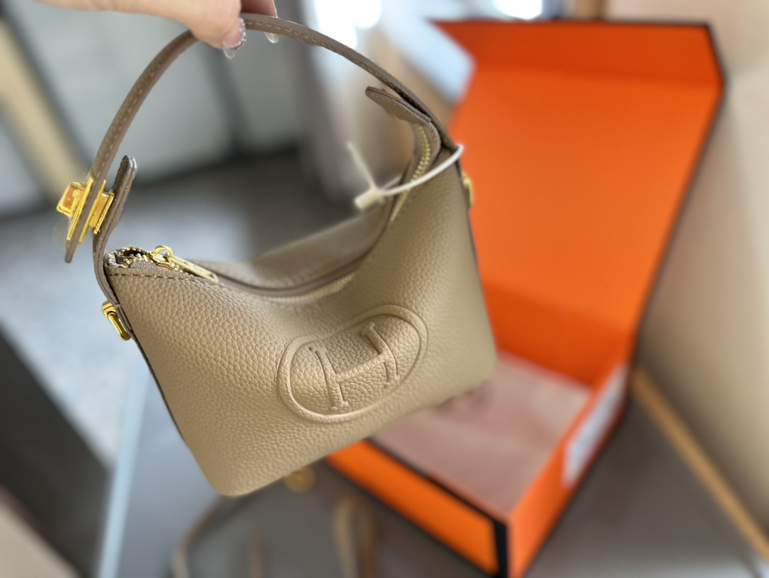 【Hermès 公式旗艦店】エルメス ハンドバッグ 当日出荷 好評に付き再入荷！18CM  240724