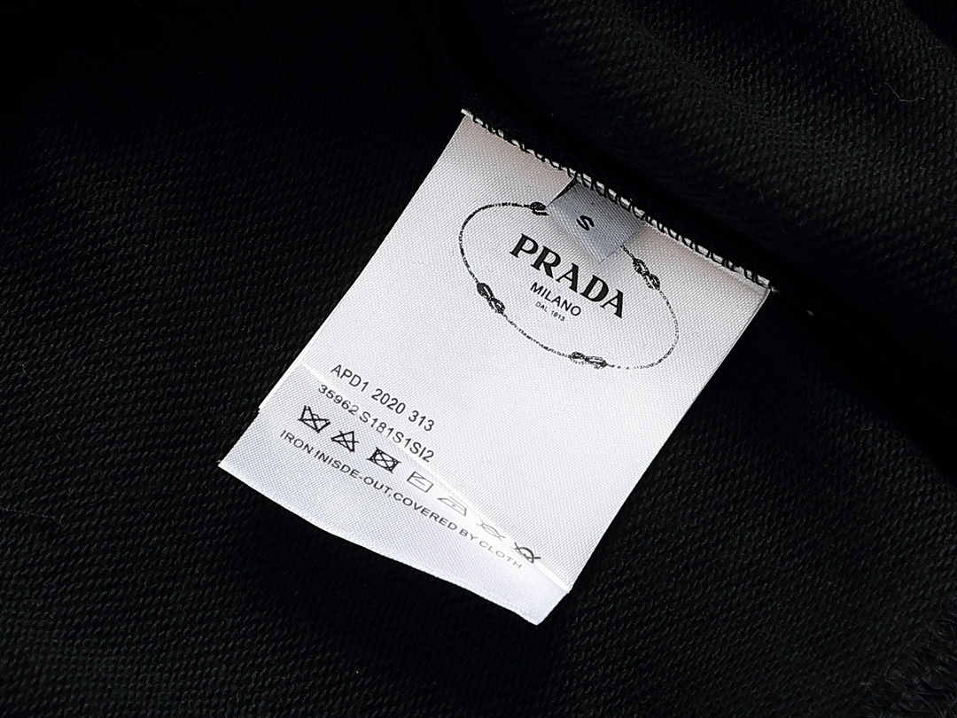 【PRADA 公式旗艦店】プラダ  丸首の衛衣 スウェットご好評に付き再入荷 240809