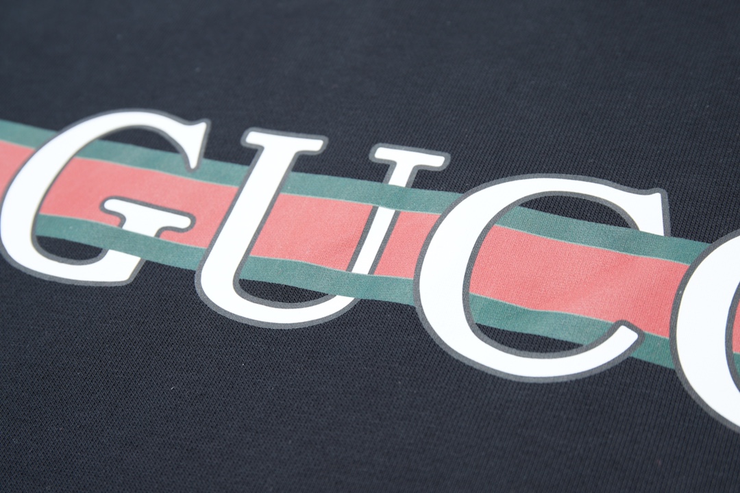 【GUCCI  公式旗艦店】グッチ  丸首の衛衣 スウェットご好評に付き再入荷 240816