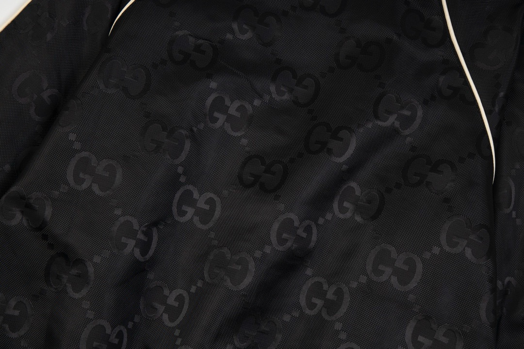 【GUCCI  公式旗艦店】グッチ  ジャケット着 好評に付き再入荷 240826