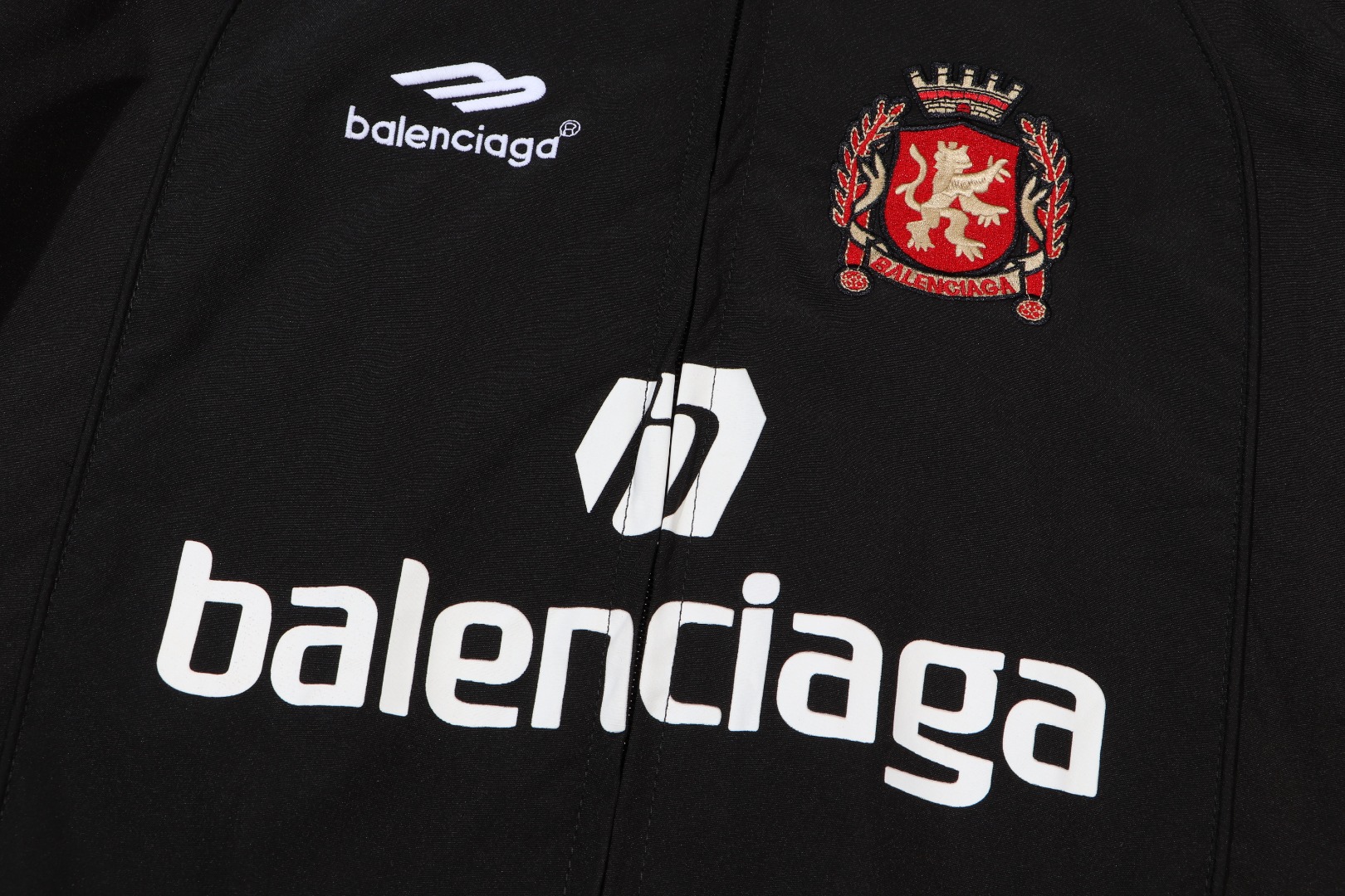 【BALENCIAGA 公式旗艦店】 バレンシアガ  ジャケット着 好評に付き再入荷 240827