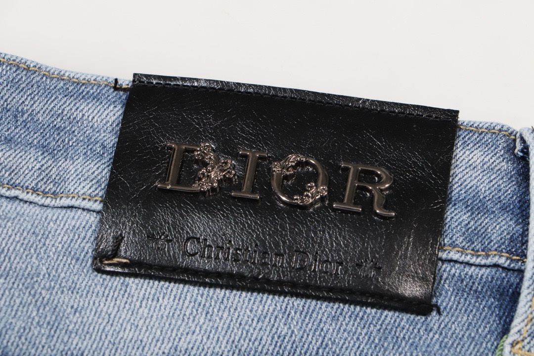 【DIOR 公式旗艦店】ディオール  ジーパン  ご好評に付き再入荷  240831
