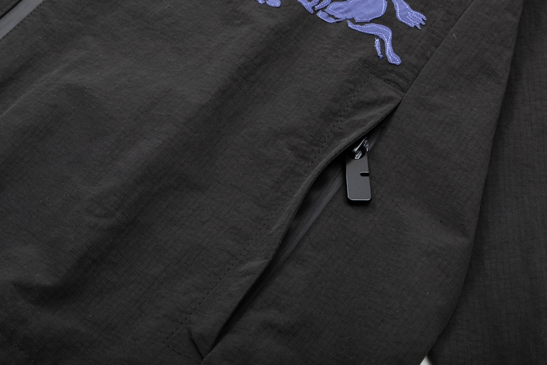 【BURBERRY 公式旗艦店】バーバリー  ジャケット着ご好評に付き再入荷！240923