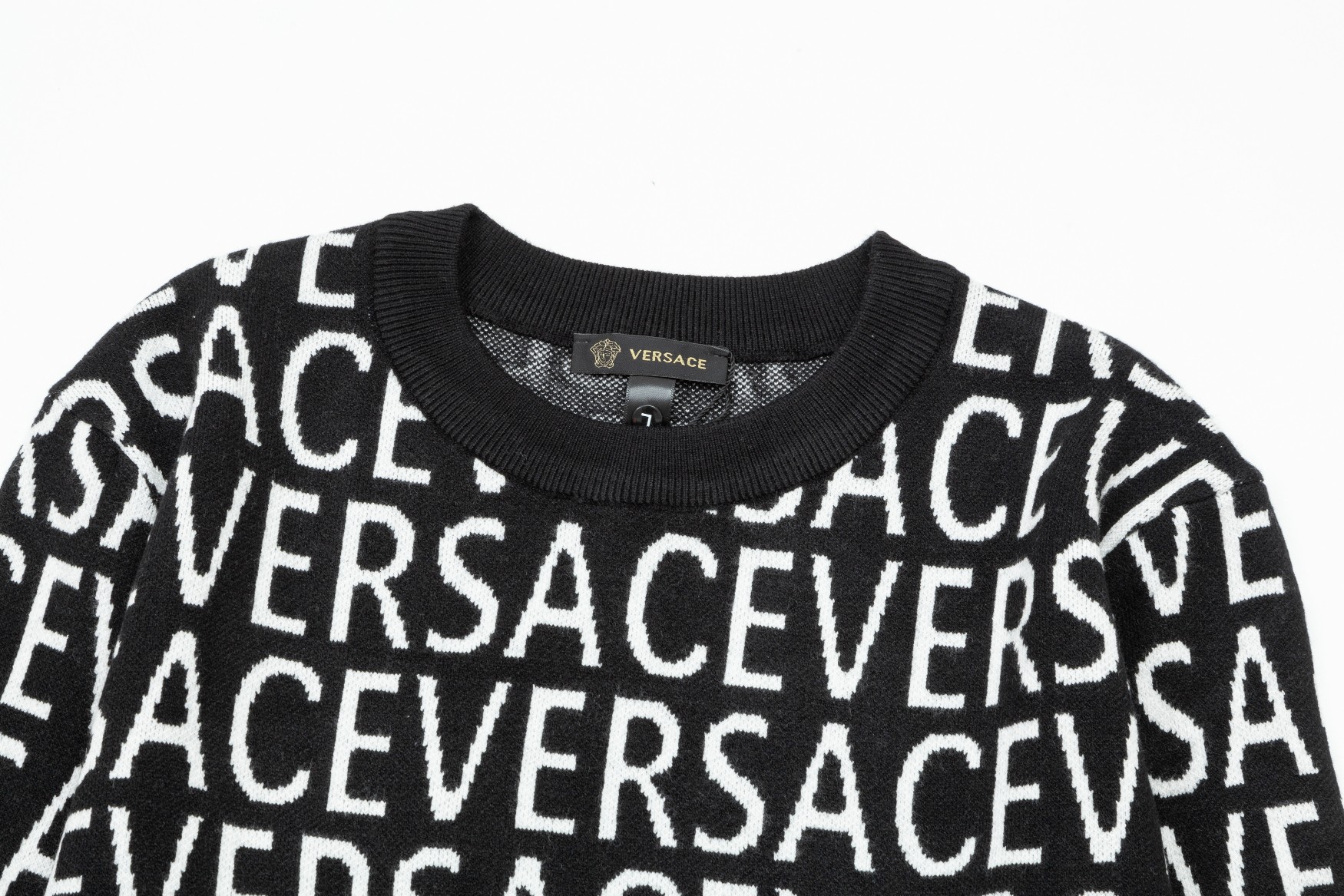 【VERSACE  公式旗艦店】ヴェルサーチ  セーター好評に付き再入荷！ 240930