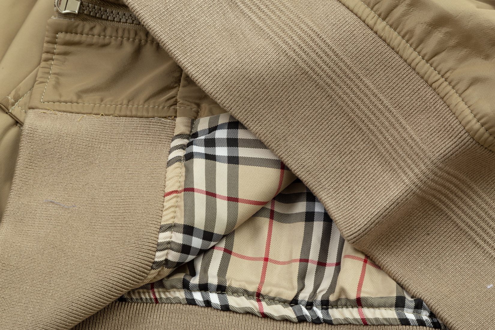 【BURBERRY  公式旗艦店】バーバリー  ジャケット着 ご好評に付き再入荷！241022