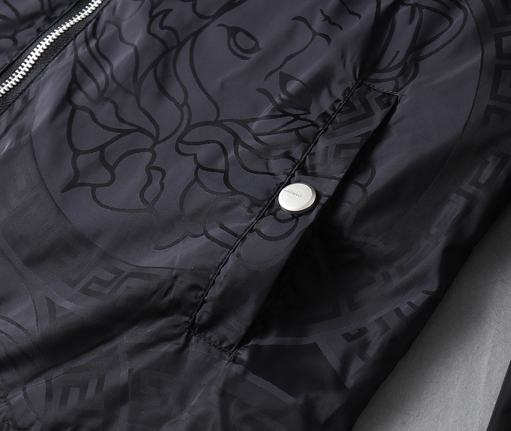 【VERSACE   公式旗艦店】ヴェルサーチ   ジャケット着 ご好評に付き再入荷！241022