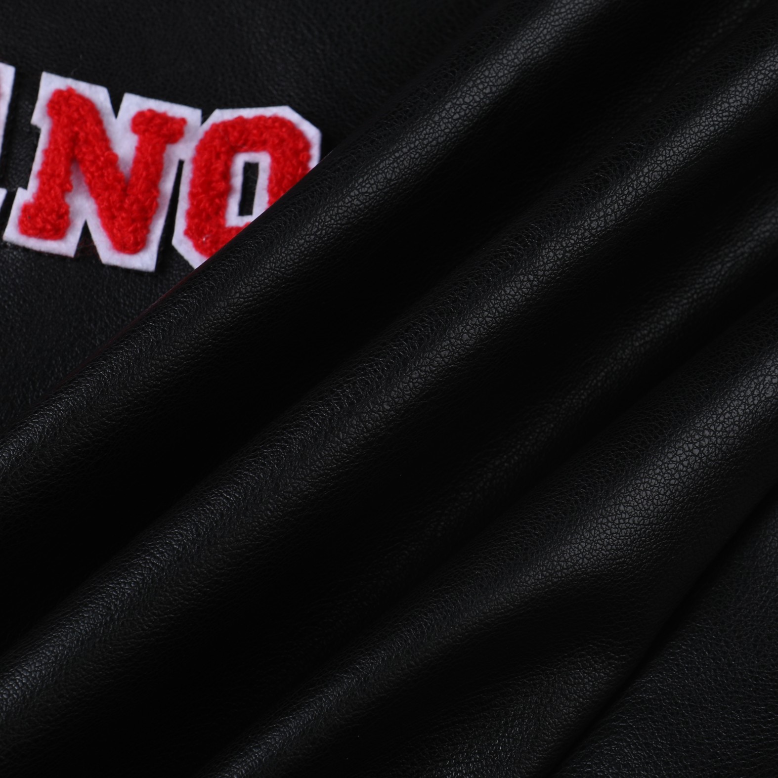 【VERSACE  公式旗艦店】ヴェルサーチ  ジャケット着 ご好評に付き再入荷！241023