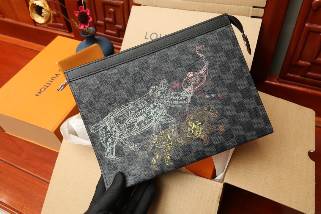 【LOUIS VUITTON  公式 旗艦店】 ルイヴィトン   クラッチバッグ 当日出荷 好評に付き再入荷！24*21*6CM  241101