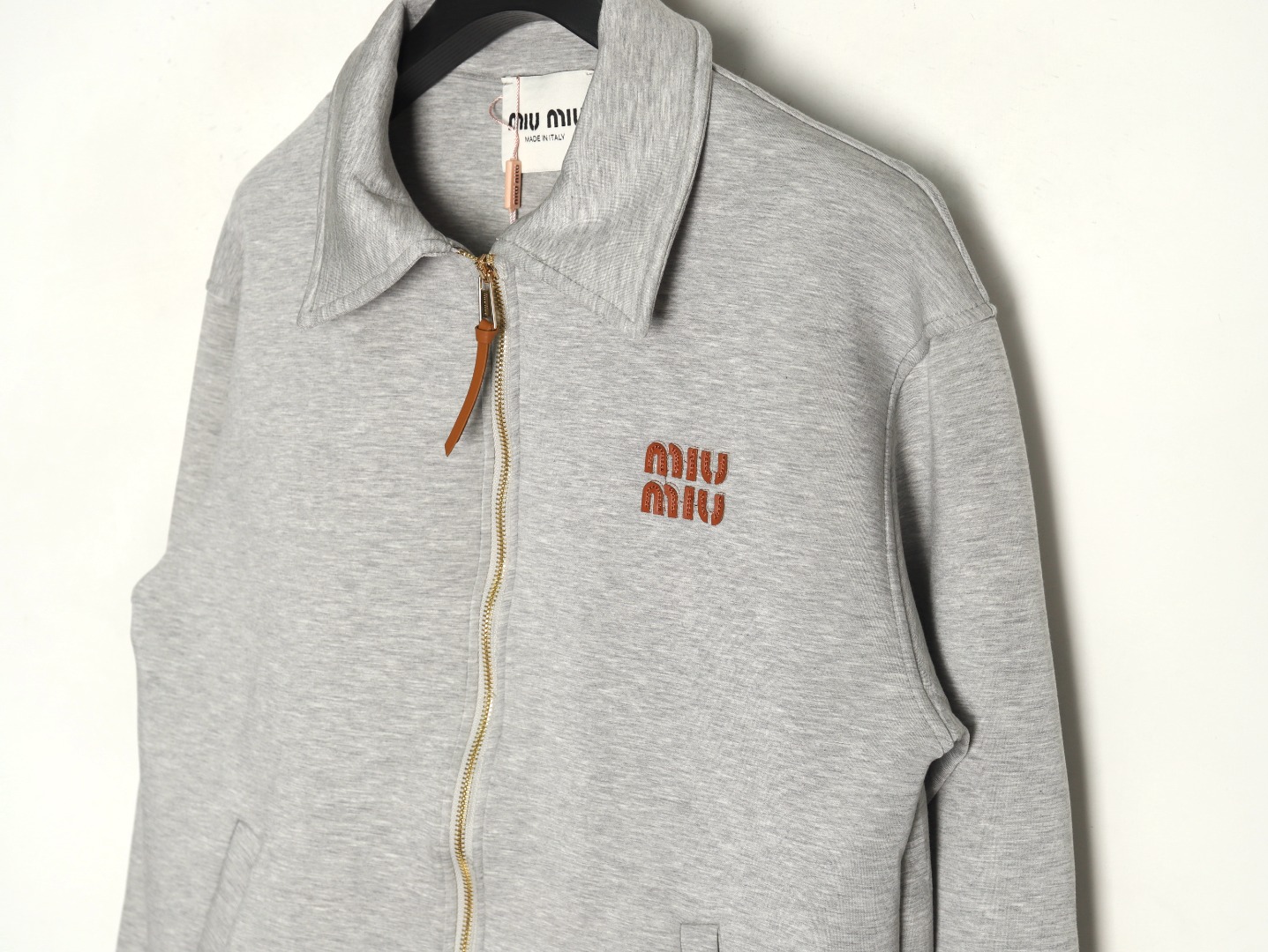 【Miumiu 公式旗艦店】ミュウミュウ  丸首の衛衣 スウェット ご好評に付き再入荷！241122