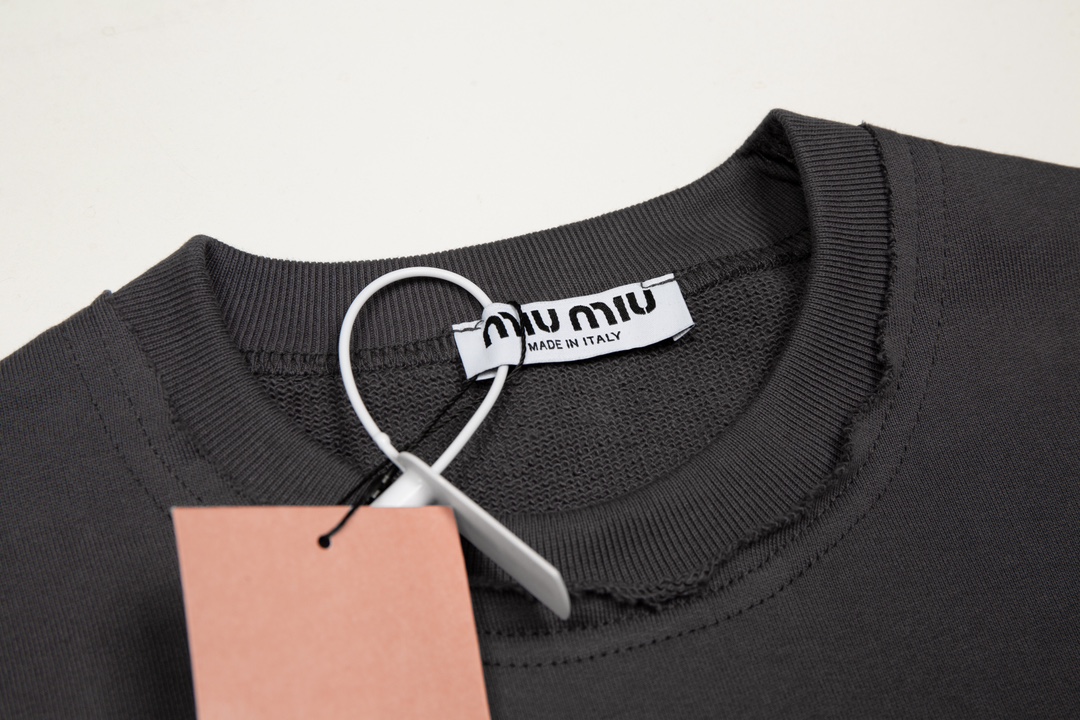 【Miumiu 公式旗艦店】ミュウミュウ  丸首の衛衣  スウェット ご好評に付き再入荷！241122