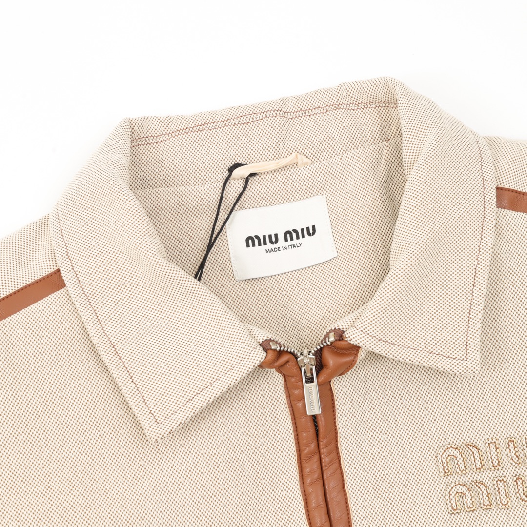 【Miumiu 公式旗艦店】 ミュウミュウ   ジャケット着  スウェット ご好評に付き再入荷！241122