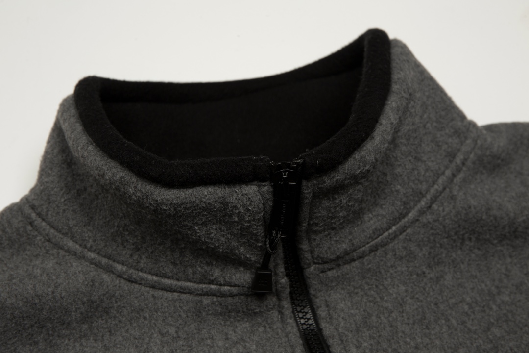 【Miumiu 公式旗艦店】 ミュウミュウ   ジャケット着  スウェット ご好評に付き再入荷！241122