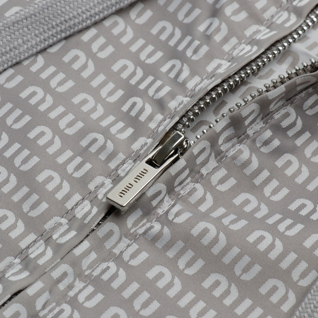 【Miumiu 公式旗艦店】 ミュウミュウ   ジャケット着  スウェット ご好評に付き再入荷！241122