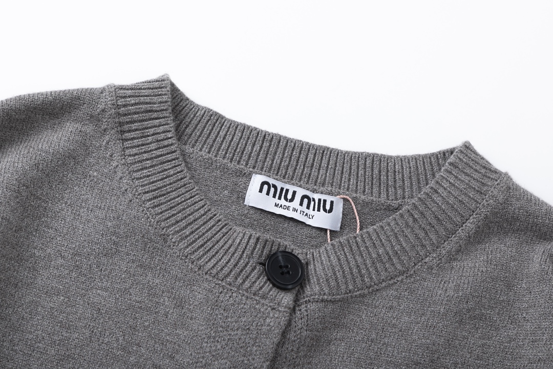 【Miumiu 公式旗艦店】ミュウミュウ  セーター好評に付き再入荷！ 241123