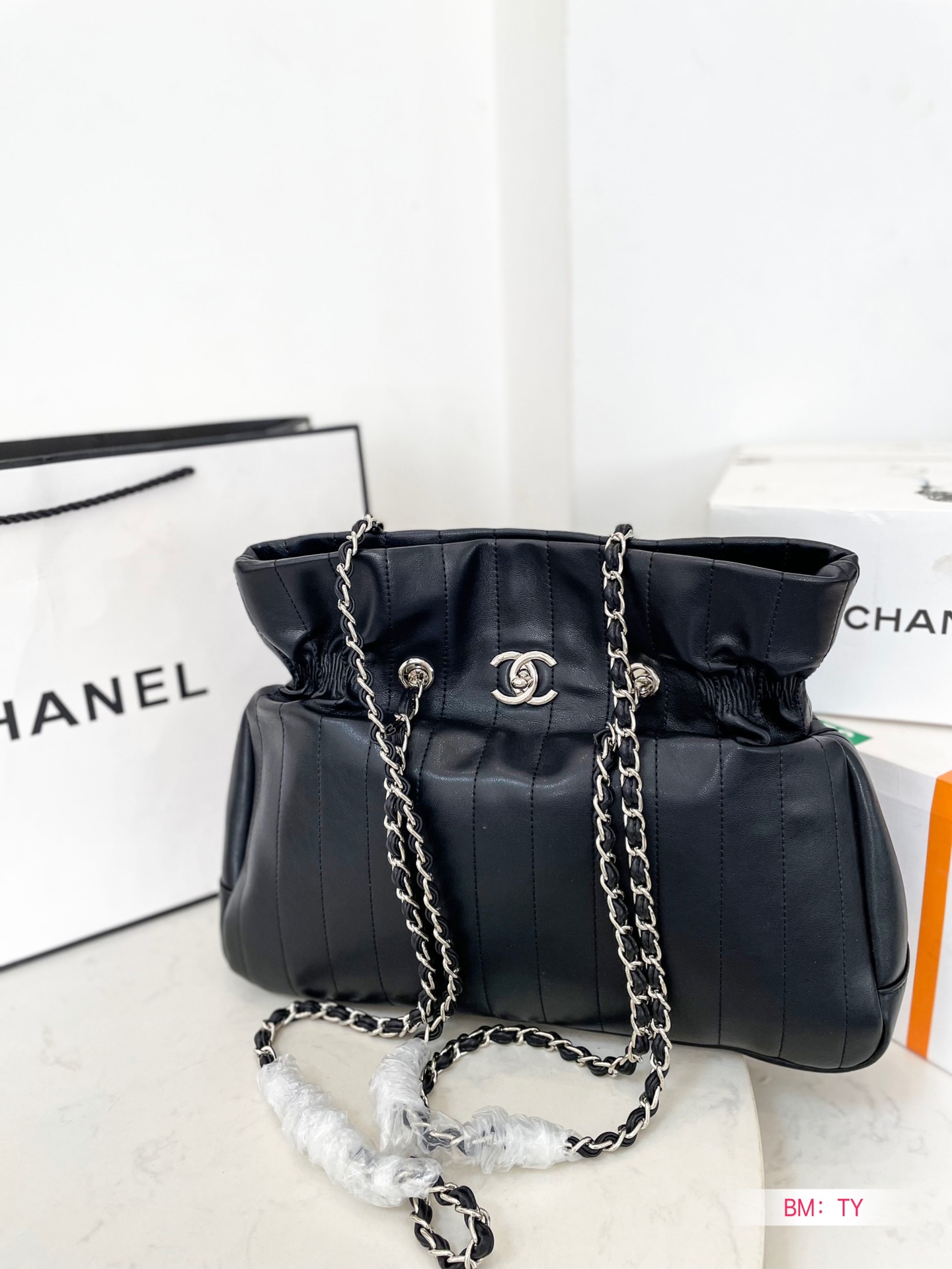 【CHANEL  公式 旗艦店】シャネル   ハンドバッグ当日出荷 好評に付き再入荷！37*29CM
