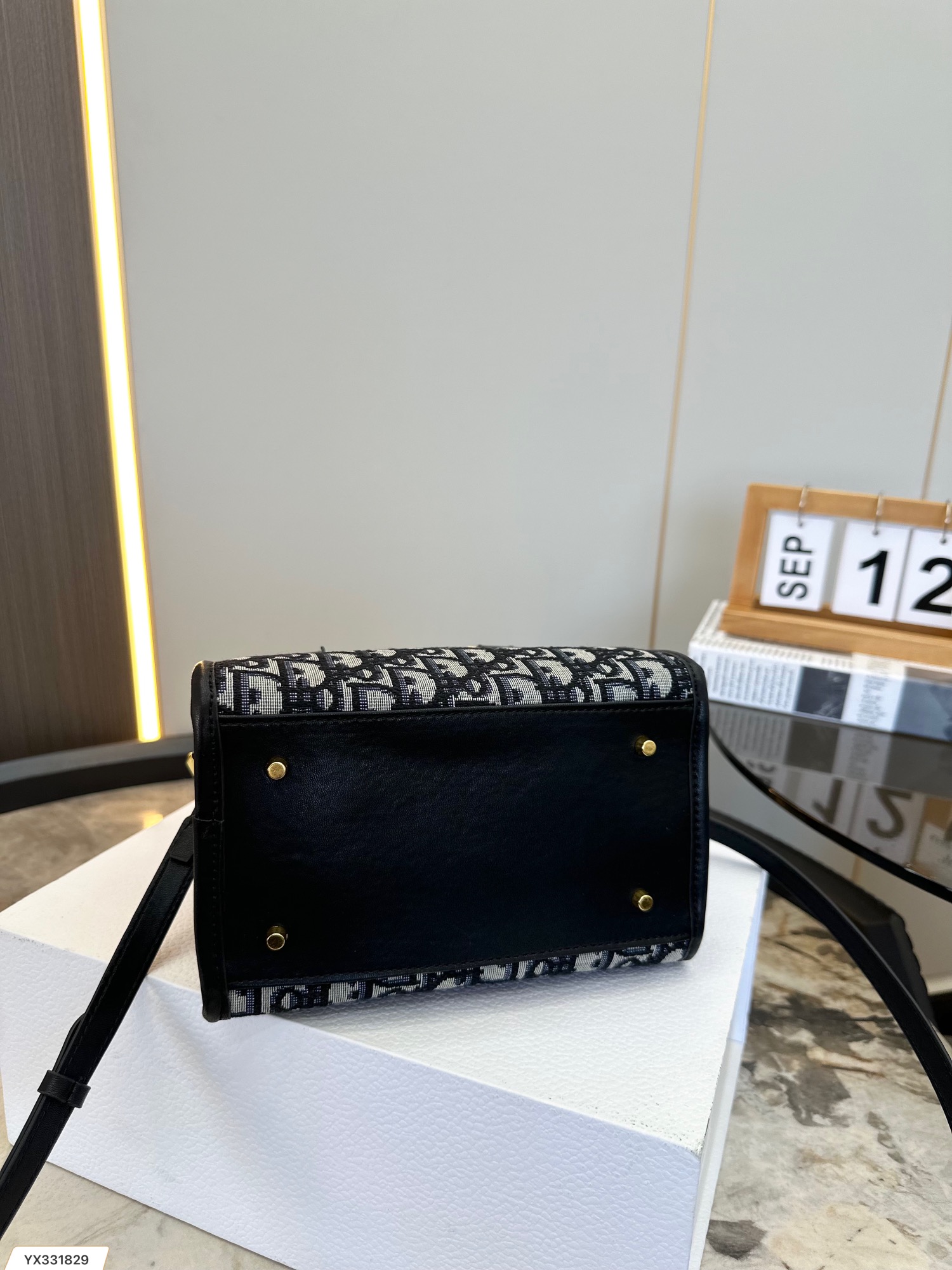 【DIOR  公式 旗艦店】ディオール   ショルダーバッグ 当日出荷 好評に付き再入荷！19*13CM