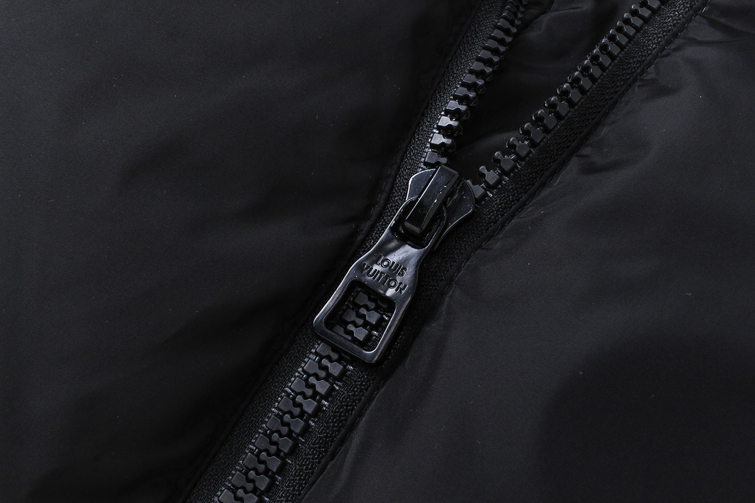 【LOUIS VUITTON  公式旗艦店】ルイヴィトン ダウンジャケット好評に付き再入荷！