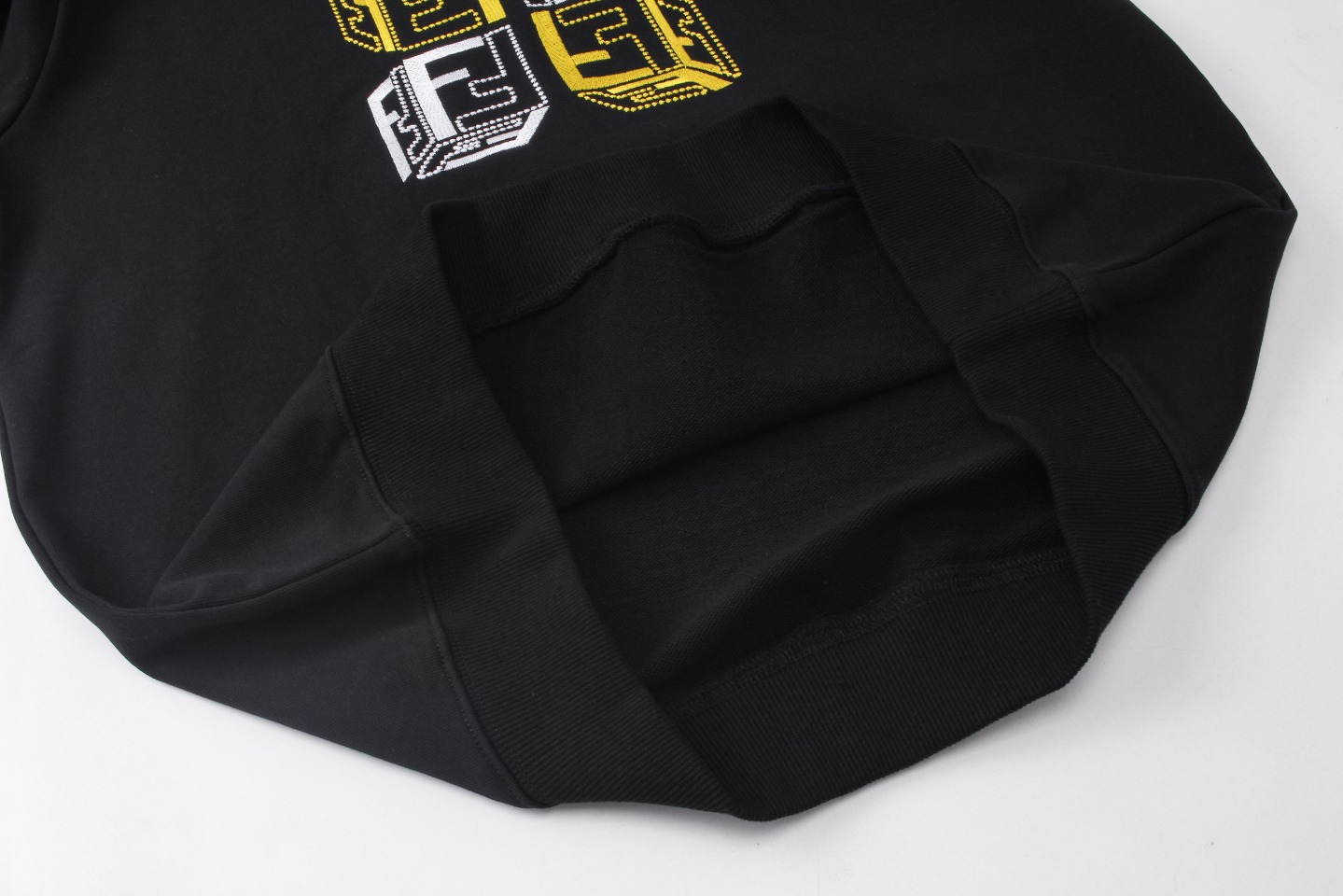 【FENDI  公式旗艦店】フェンディ丸首の衛衣 スウェット ご好評に付き再入荷！