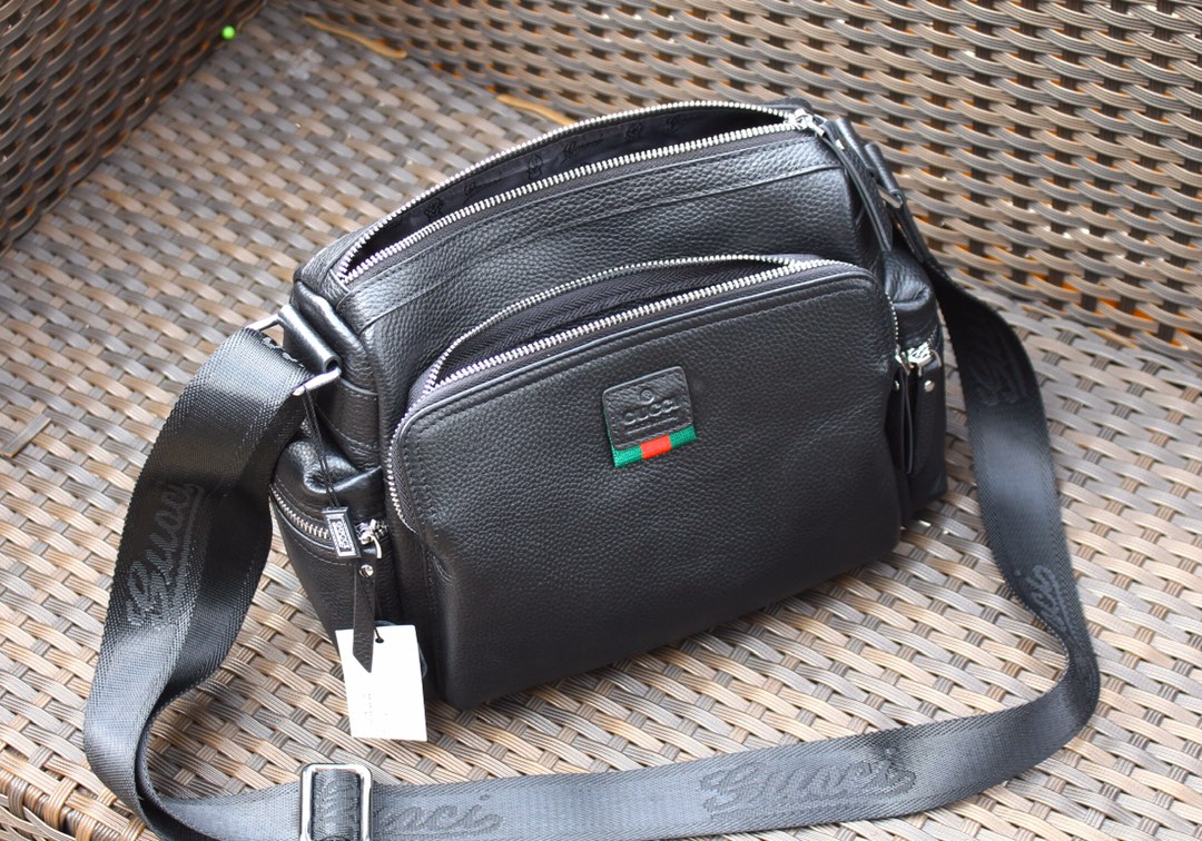【GUCCI 公式旗艦店】 グッチ 斜めがけバッグ 当日出荷 好評に付き再入荷！31*23*18CM