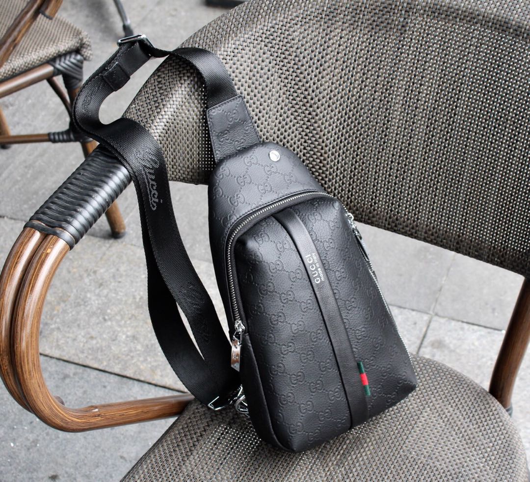 【GUCCI 公式旗艦店】 グッチ  胸ポケット当日出荷 好評に付き再入荷！18*32*7CM