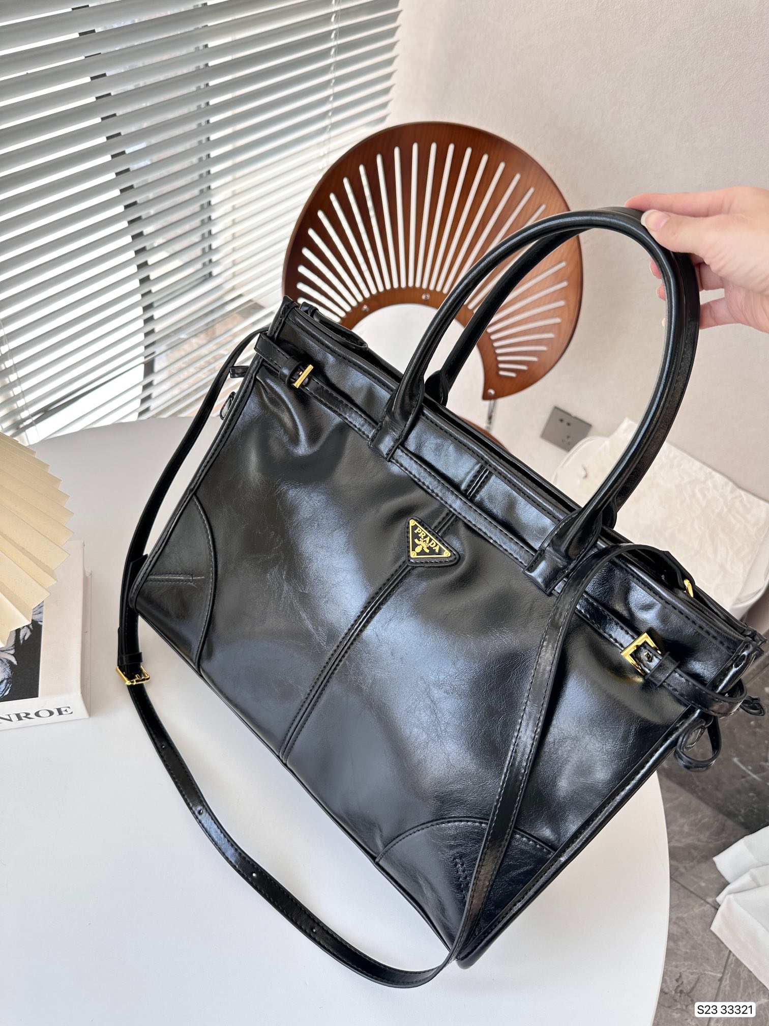 【PRADA 公式旗艦店】 プラダ  斜めがけバッグ当日出荷 好評に付き再入荷24*16CM