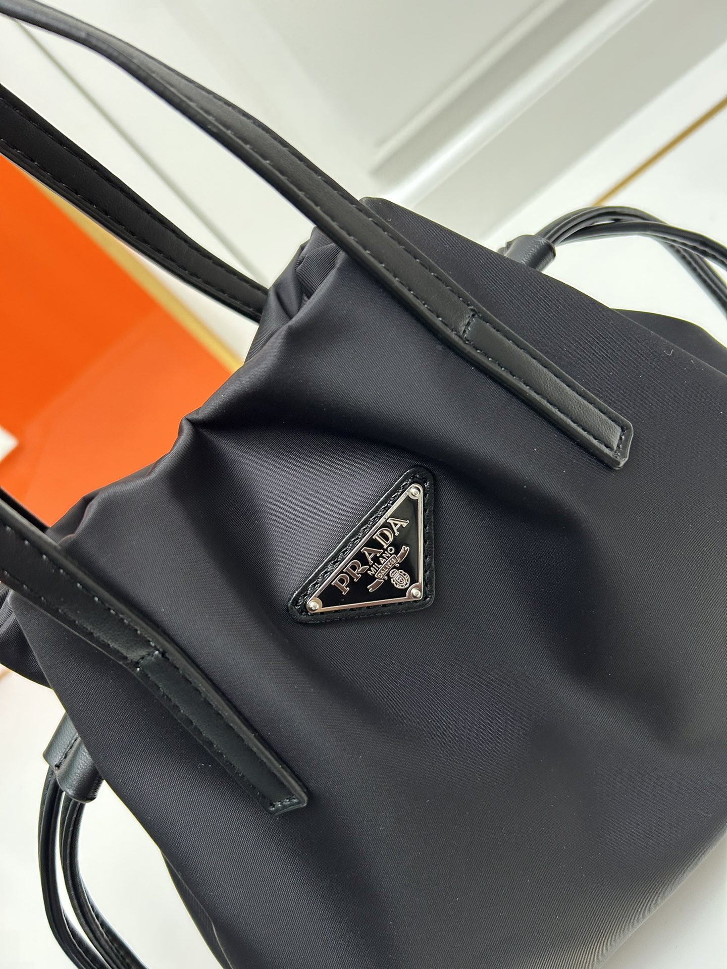 【PRADA  公式旗艦店】プラダ   ハンドバッグ  当日出荷 好評に付き再入荷！28*22*8CM