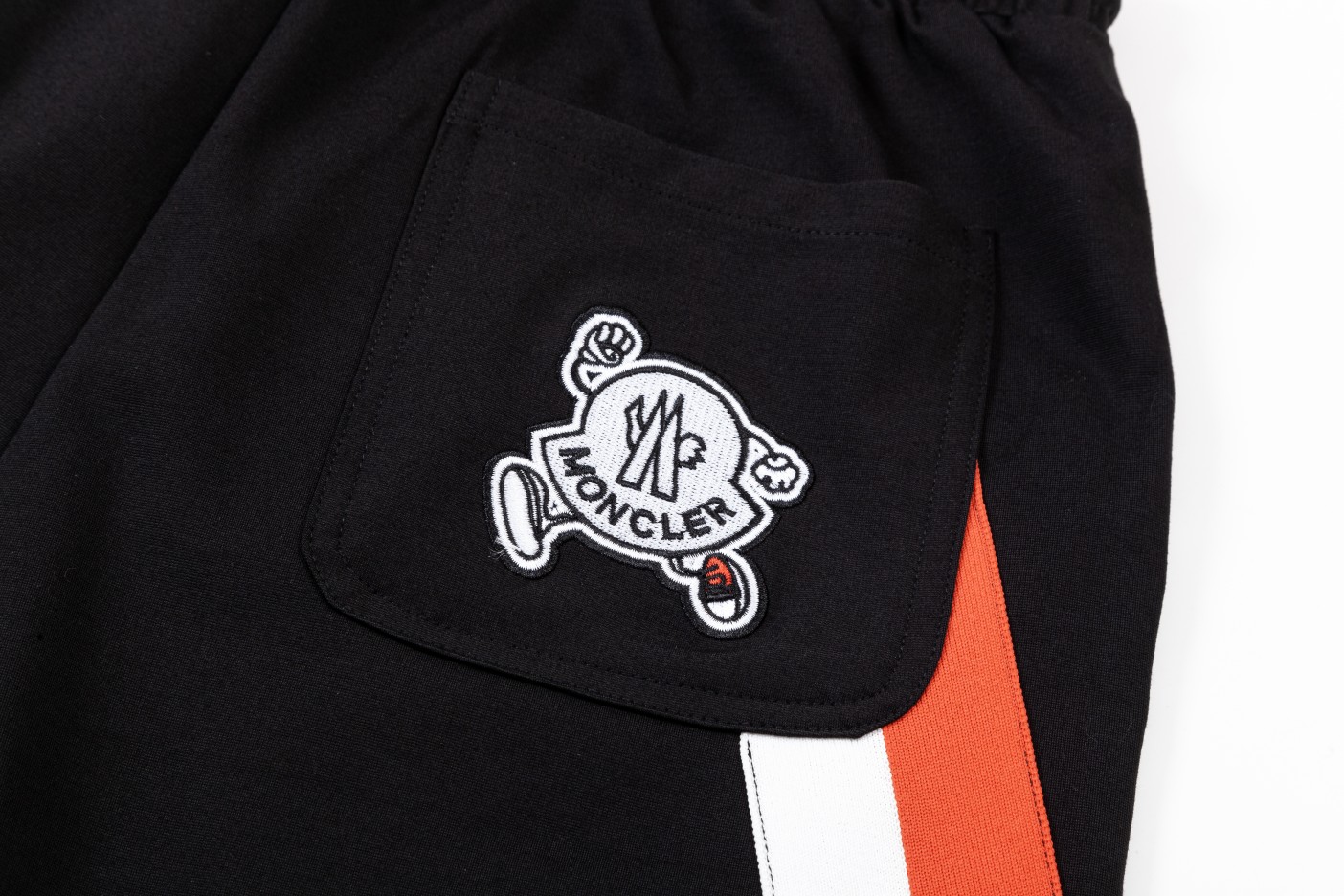 【MONCLER  公式旗艦店】モンクレール  ショートパンツ  ご好評に付き再入荷！