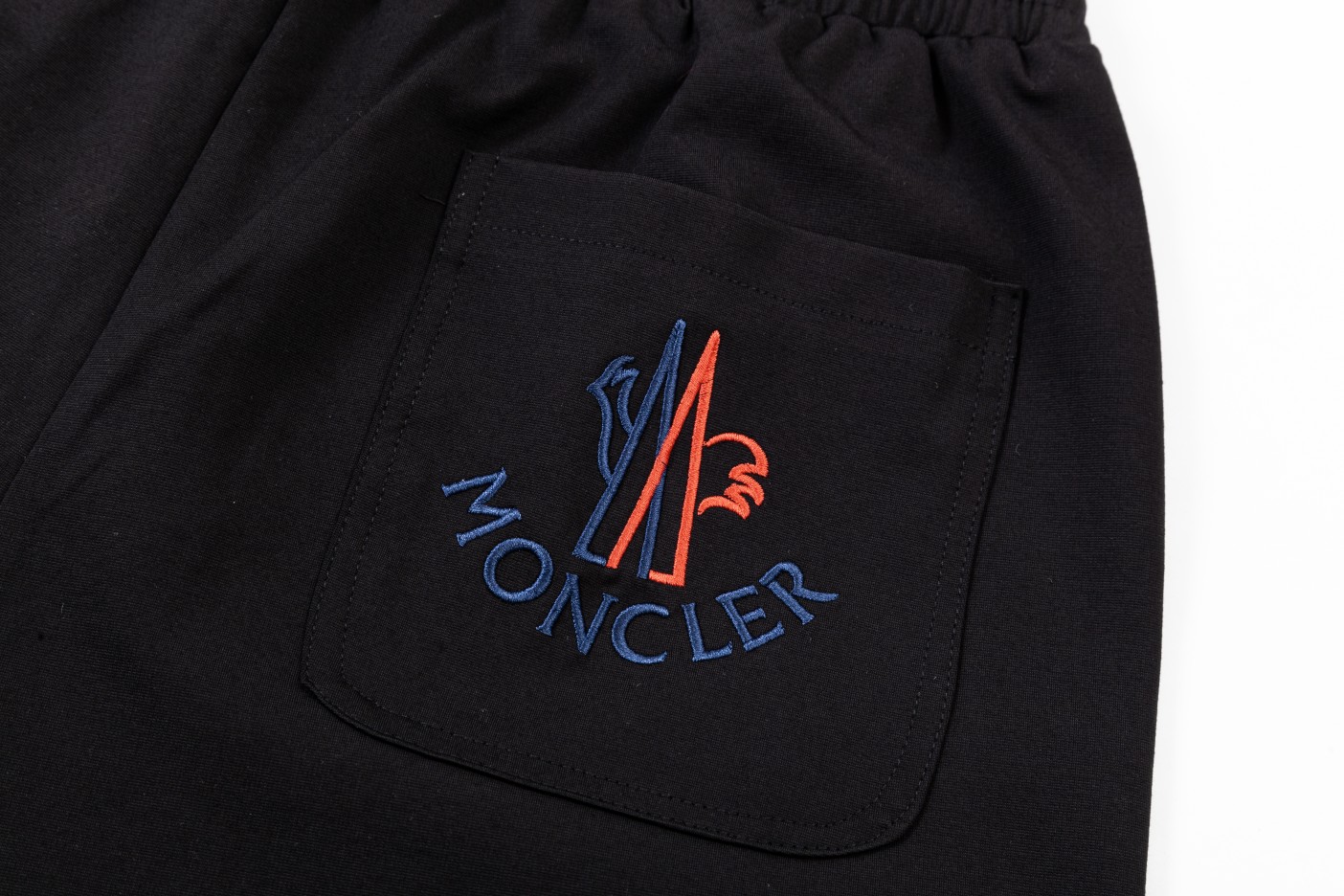 【MONCLER  公式旗艦店】モンクレール  ショートパンツ  ご好評に付き再入荷！