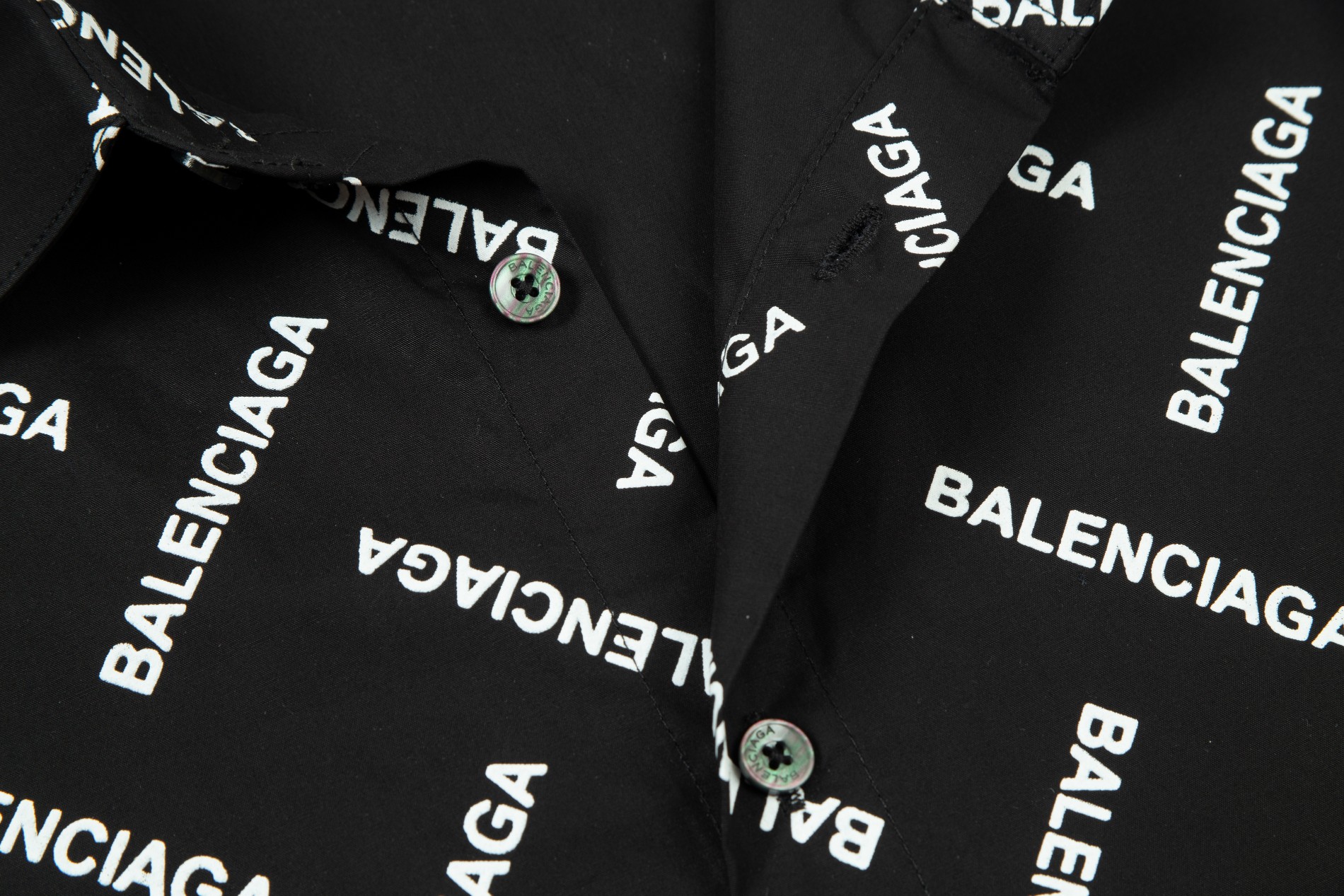 【BALENCIAGA 公式旗艦店】バレンシアガ  シャツ  ご好評に付き再入荷 240715