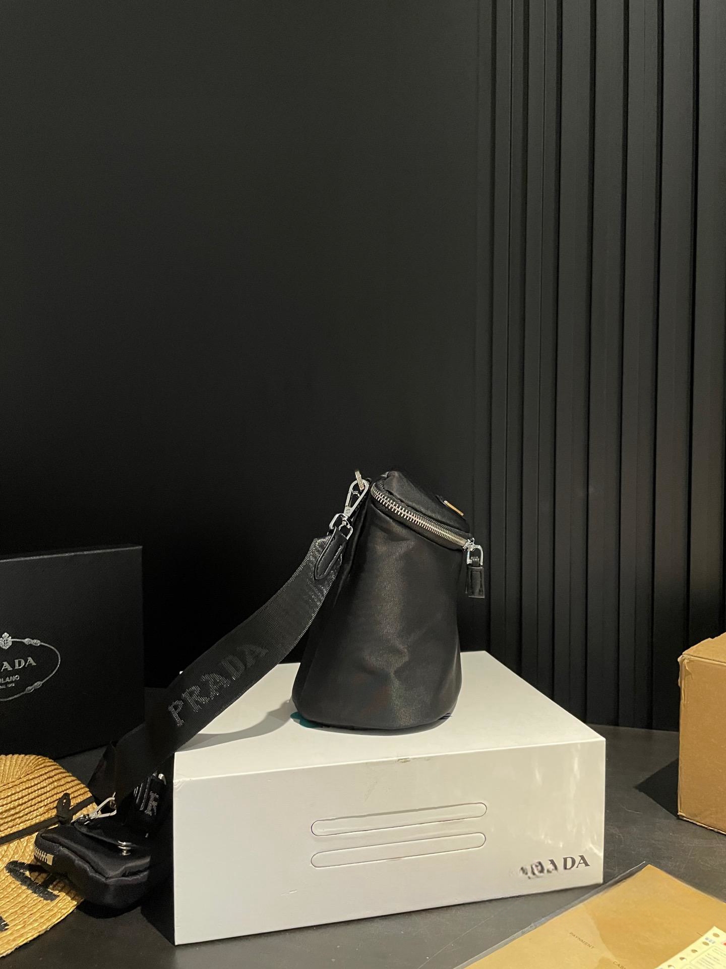 【PRADA  公式 旗艦店】プラダ  斜めがけバッグ 当日出荷 好評に付き再入荷！20*16CM  240719