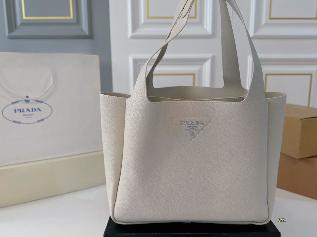 【PRADA  公式 旗艦店】プラダ  斜めがけバッグ 当日出荷 好評に付き再入荷！31*26CM  240719