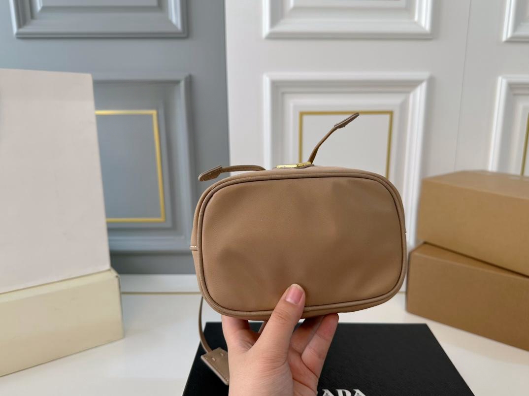 【PRADA  公式 旗艦店】プラダ  ハンドバッグ 当日出荷 好評に付き再入荷！16*19CM  240719