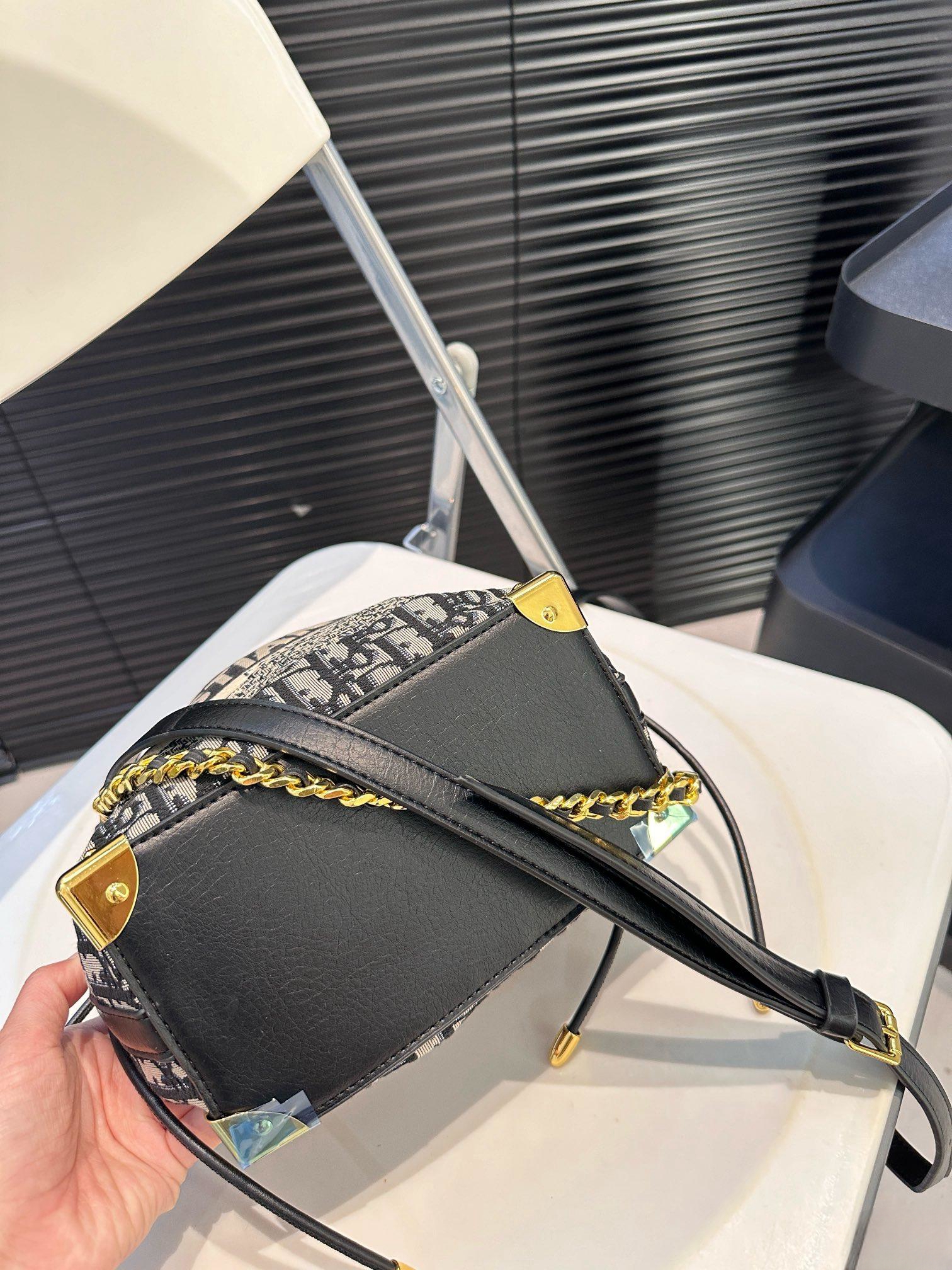 【DIOR公式旗艦店】ディオール  斜めがけバッグ 当日出荷 好評に付き再入荷！18*18.5CM 240720