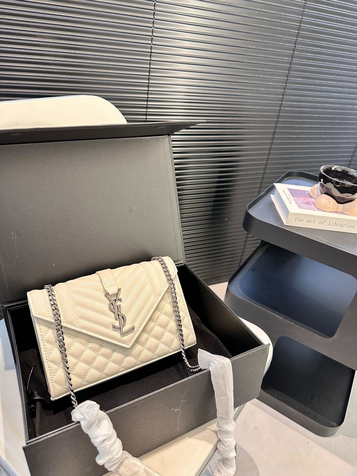 【YSL SAINT LAURENT 公式旗艦店】サンローラン   斜めがけバッグ 当日出荷 好評に付き再入荷！21*15CM  1240722